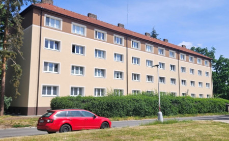 U Výtopny čp. 1943-1945, Kladno - uliční strana